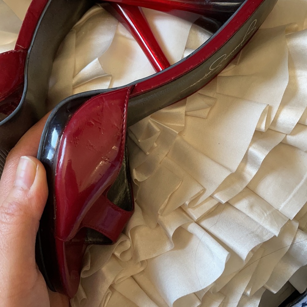 Red Pumps - image 4